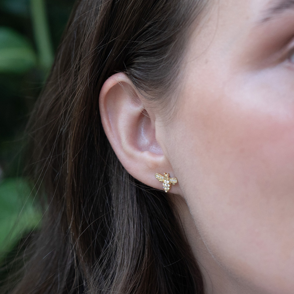 Intern trådad labret med stendekorerad bi