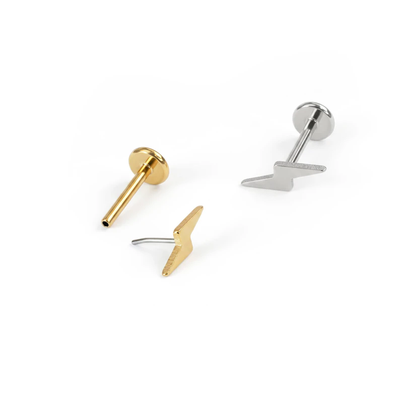 Blixtformad labret i titan