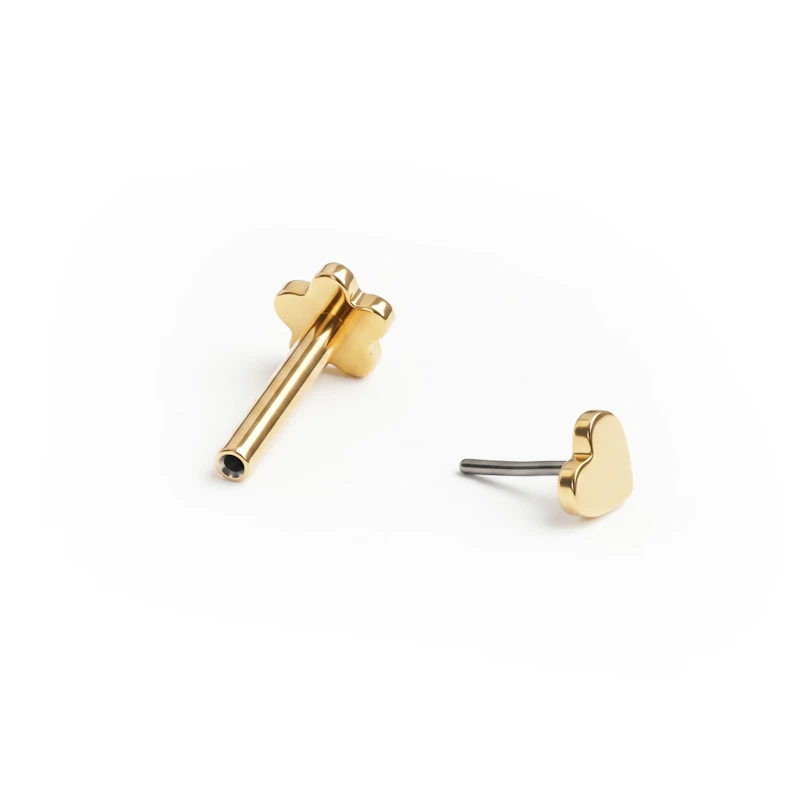 Dubbelsidig titanlabret med blomma och hjärta