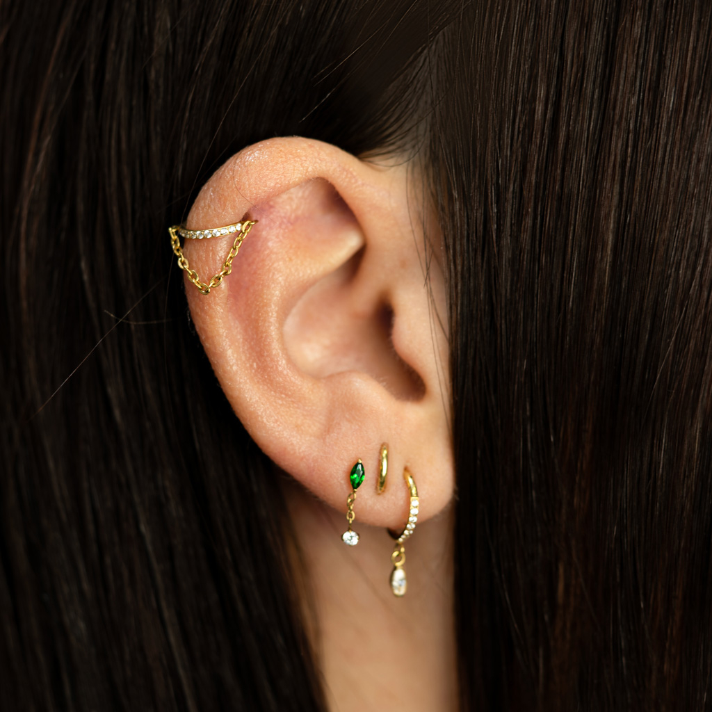 Titanlabret med smaragdfärgad sten och hänge