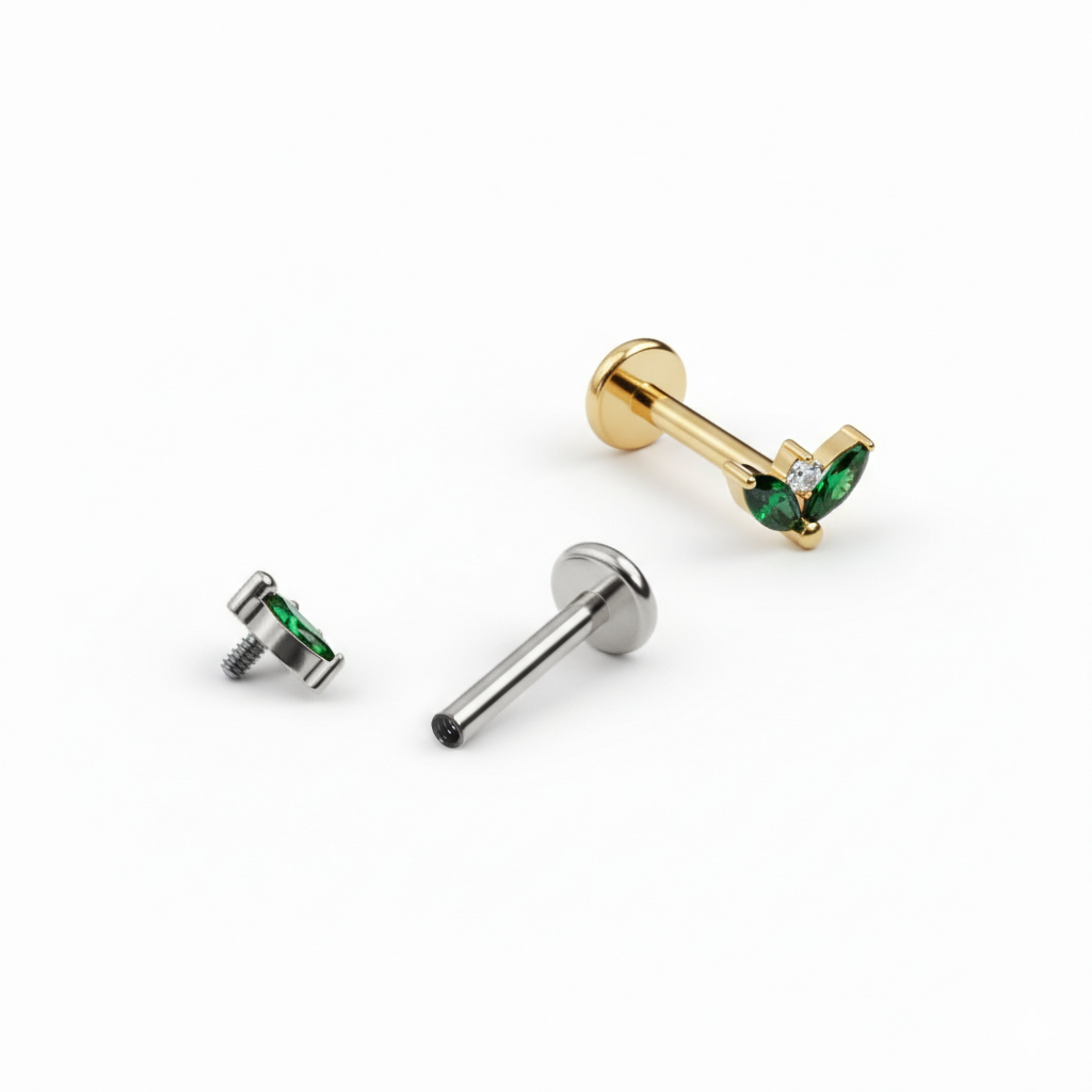 Titanlabret med par av smaragdfärgade stenar