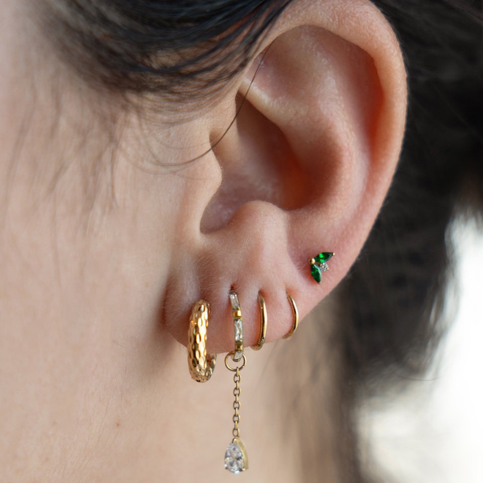 Titanlabret med par av smaragdfärgade stenar