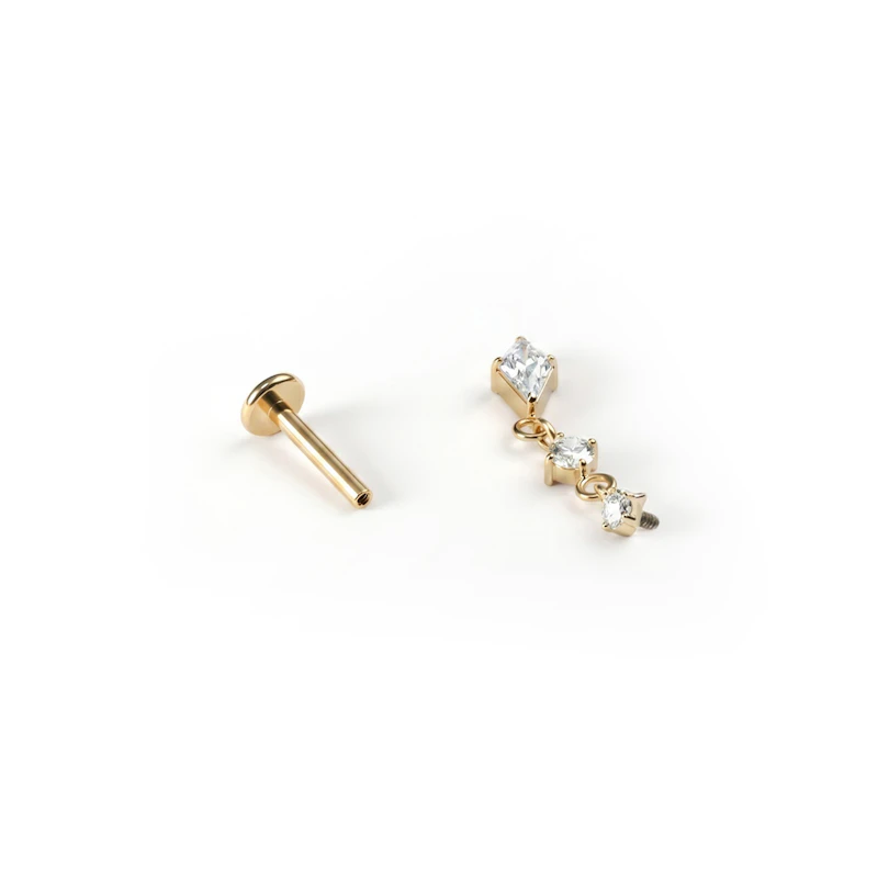 Titanlabret med fallande stenar