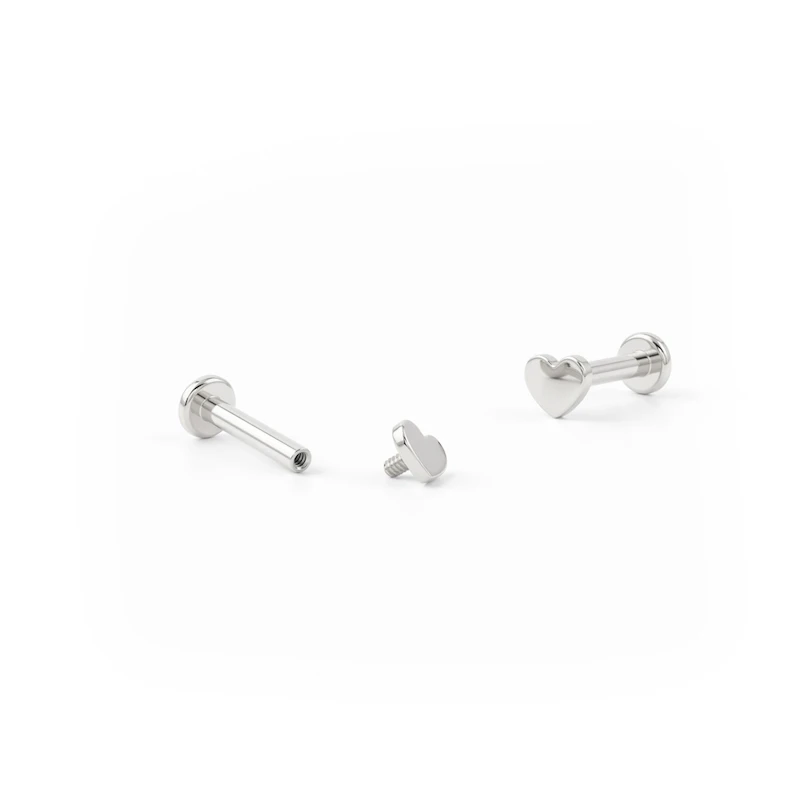Labret av titan med invändig gänga och olika designs