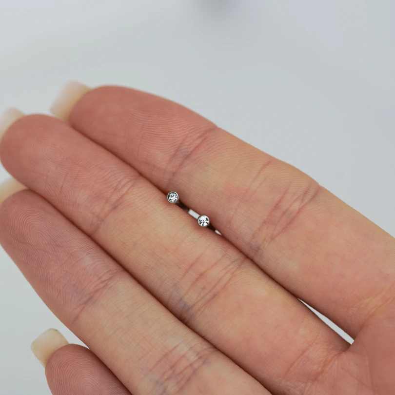 Labret med liten internt trådad stud