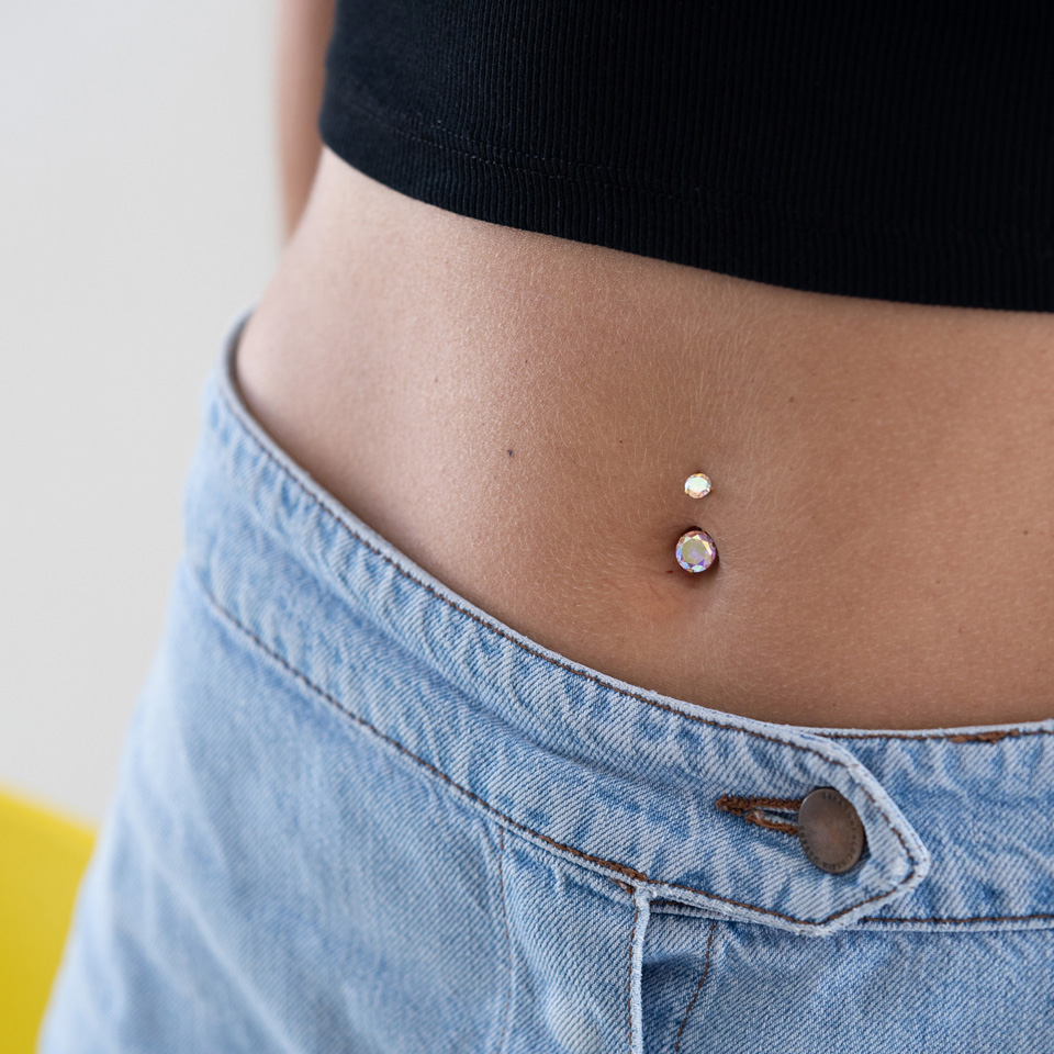 Navelpiercing med invändig gänga och multifärgad sten