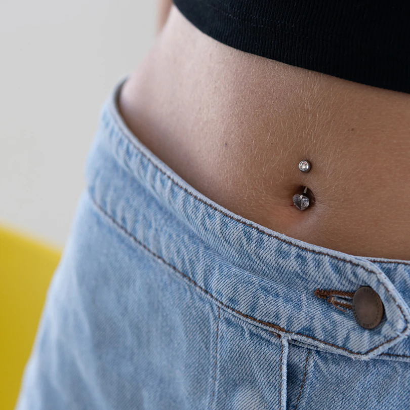 Navelpiercing med stenhjärta