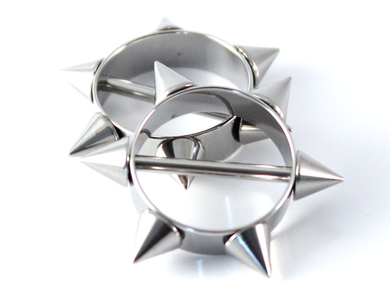 Bröstsköld med piggar