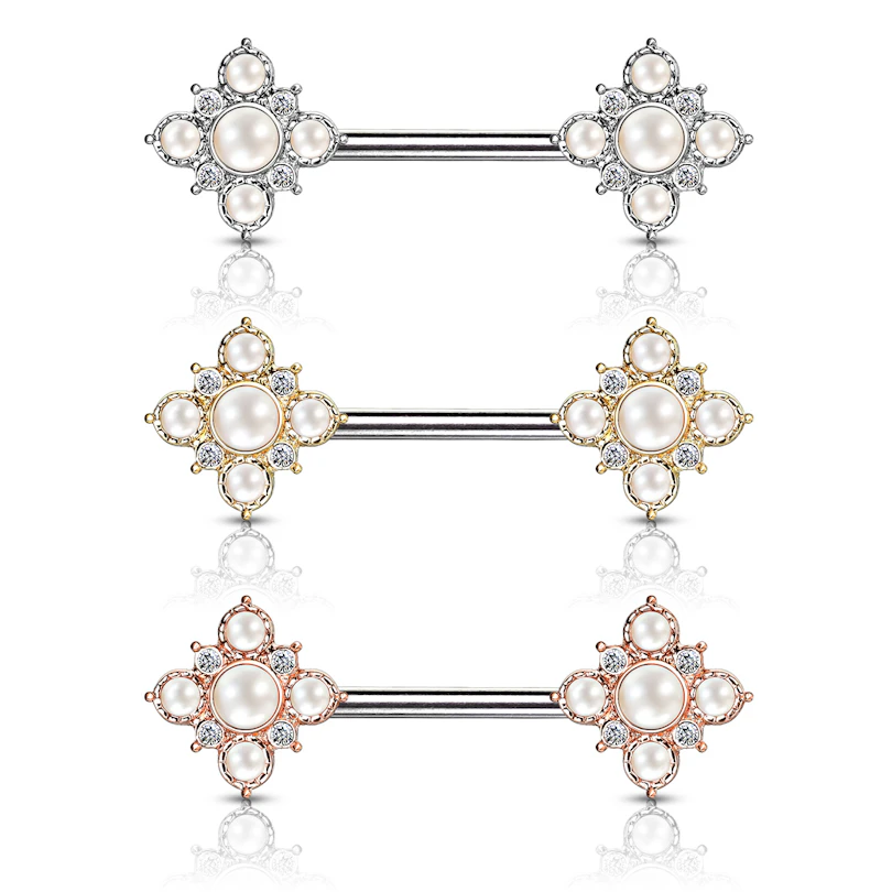 Bröstpiercing med blomma formad av pärlor