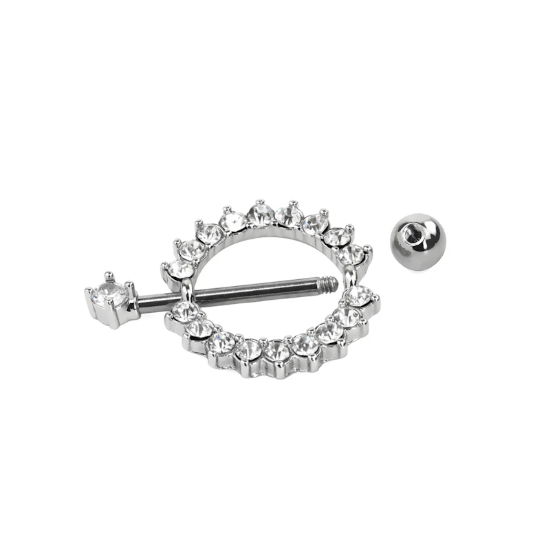 Bröstpiercing med rund sköld och klara stenar