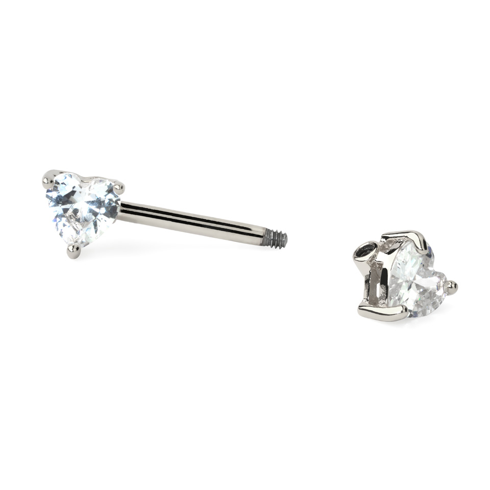Bröstpiercing med stenhjärta