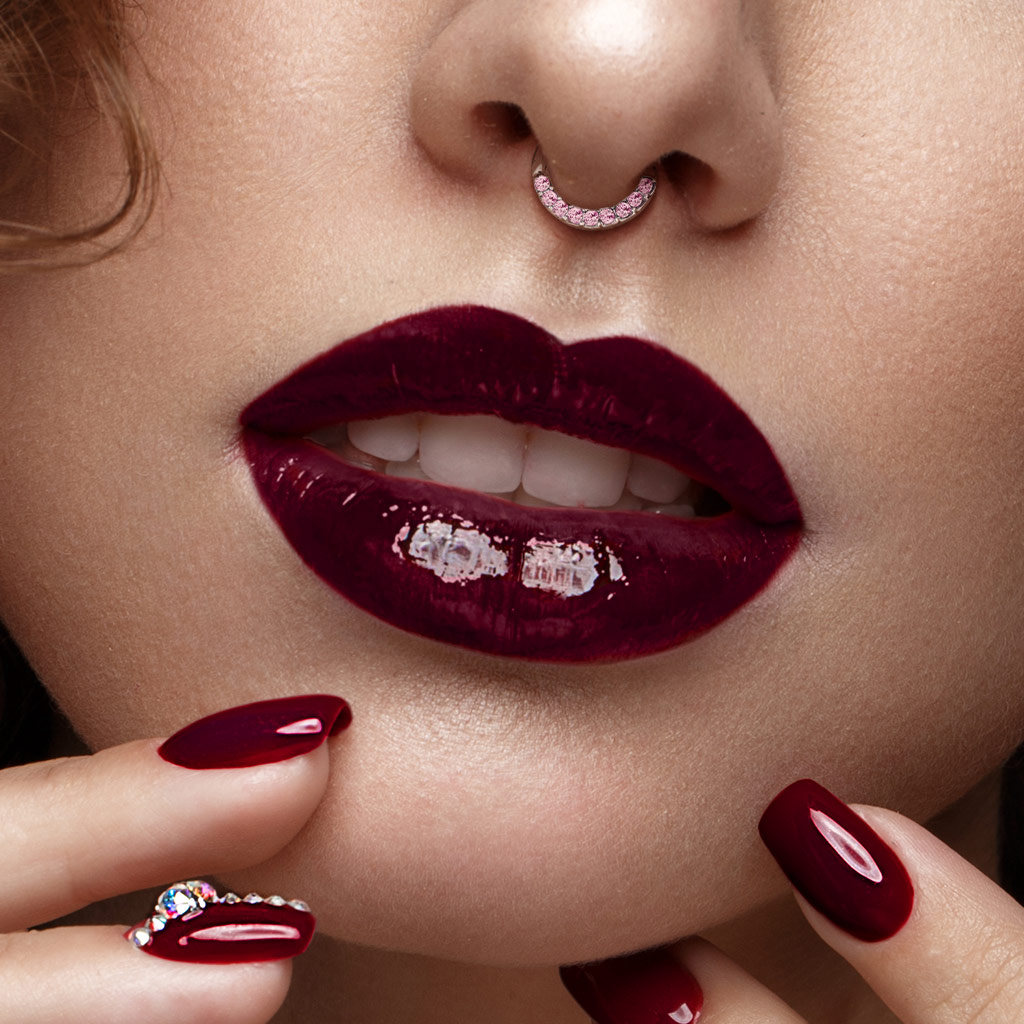 Septumpiercing med stendekorerad halvcirkel