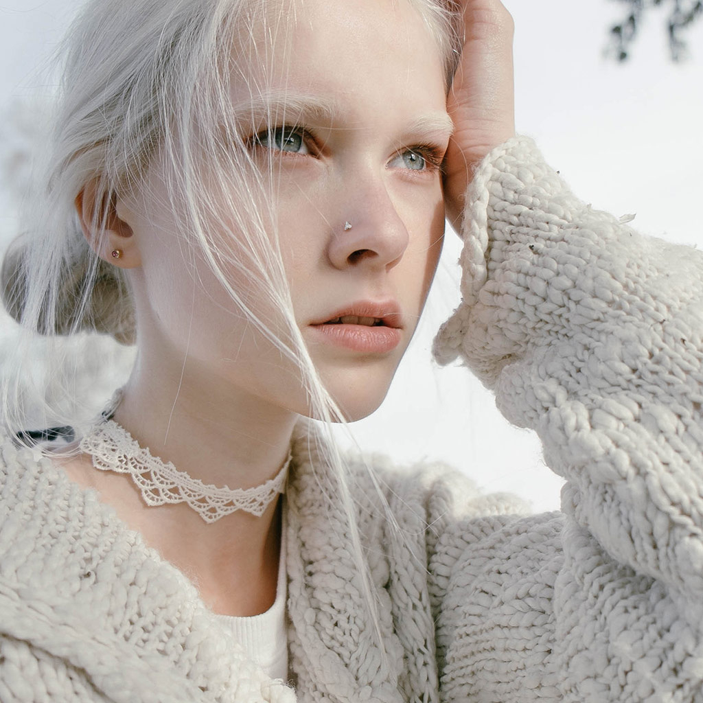 Näspiercing av 14 karat guld med trekantig sten