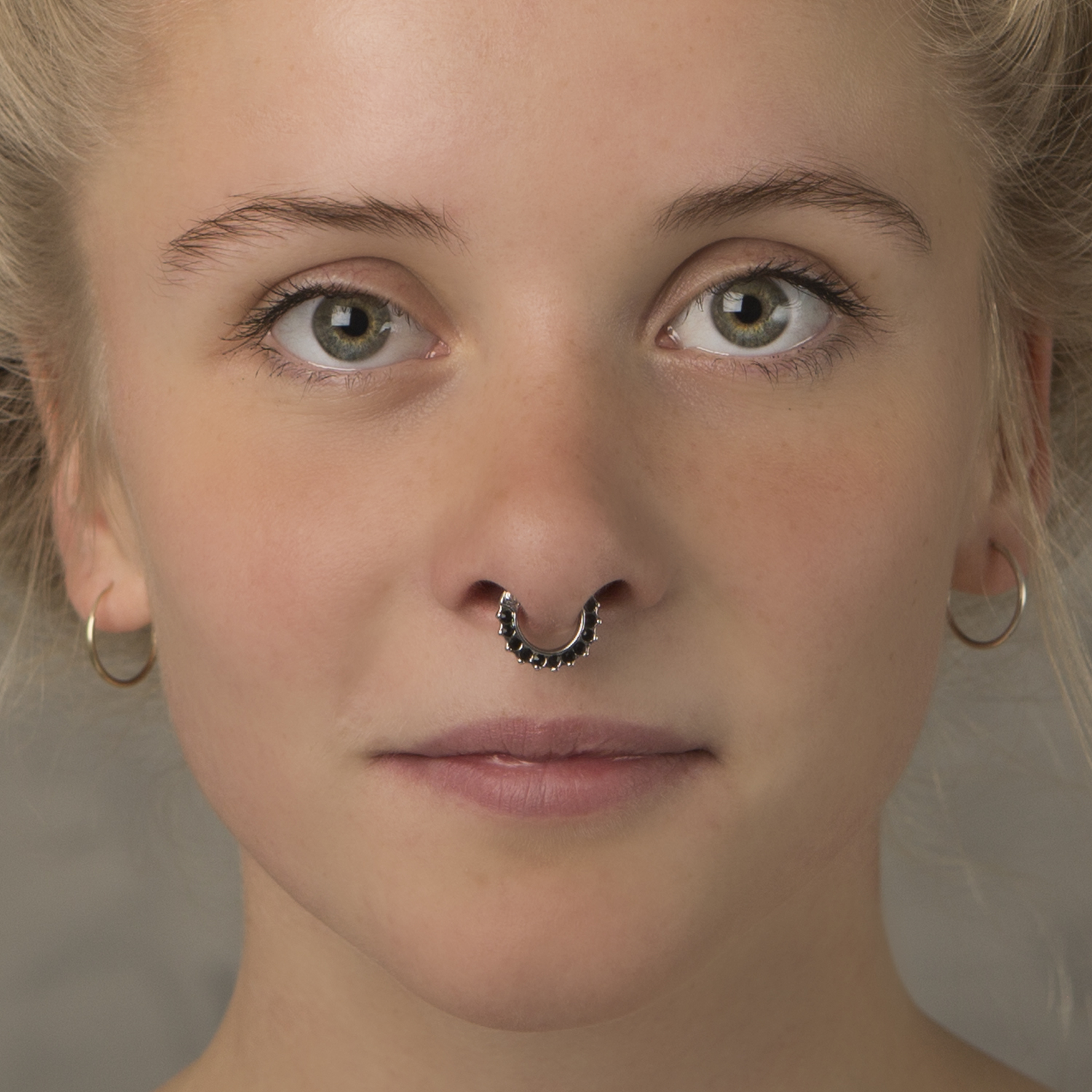 Septumpiercing med stenbelagd kant