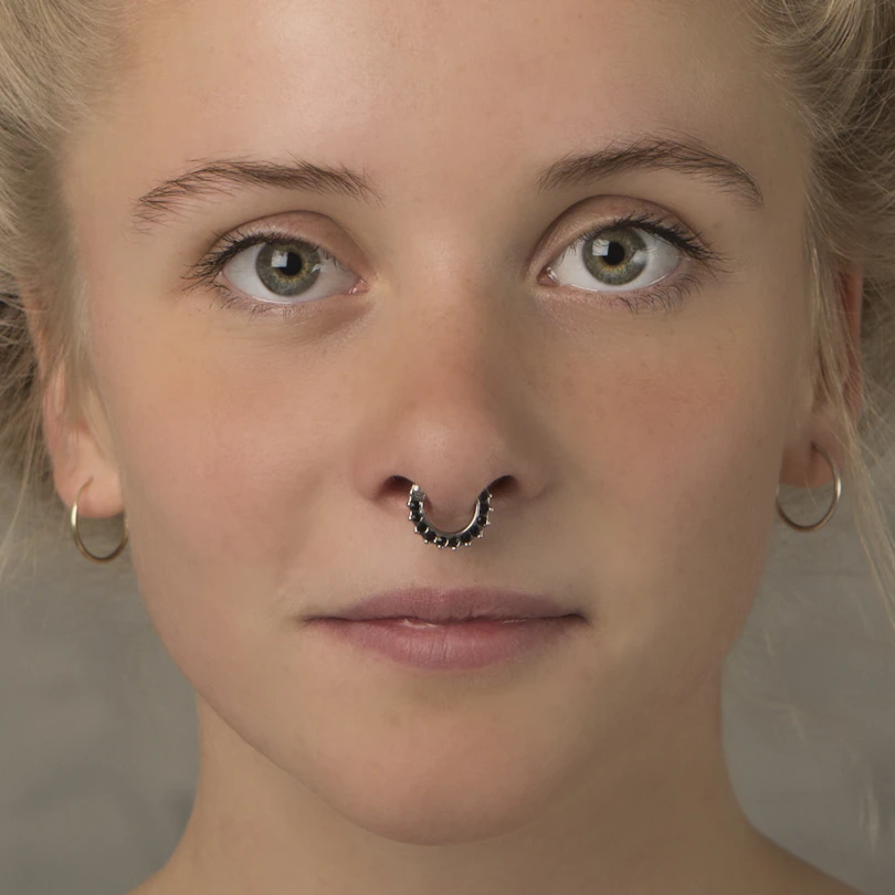 Septumpiercing med stenbelagd kant
