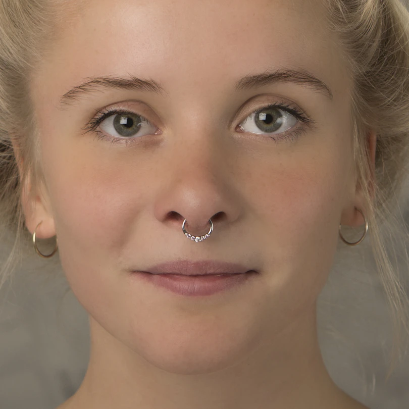 Septumpiercing med fem stenar