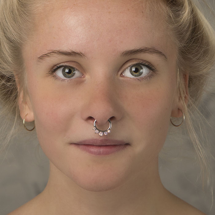 Septumpiercing med stor opalitsten