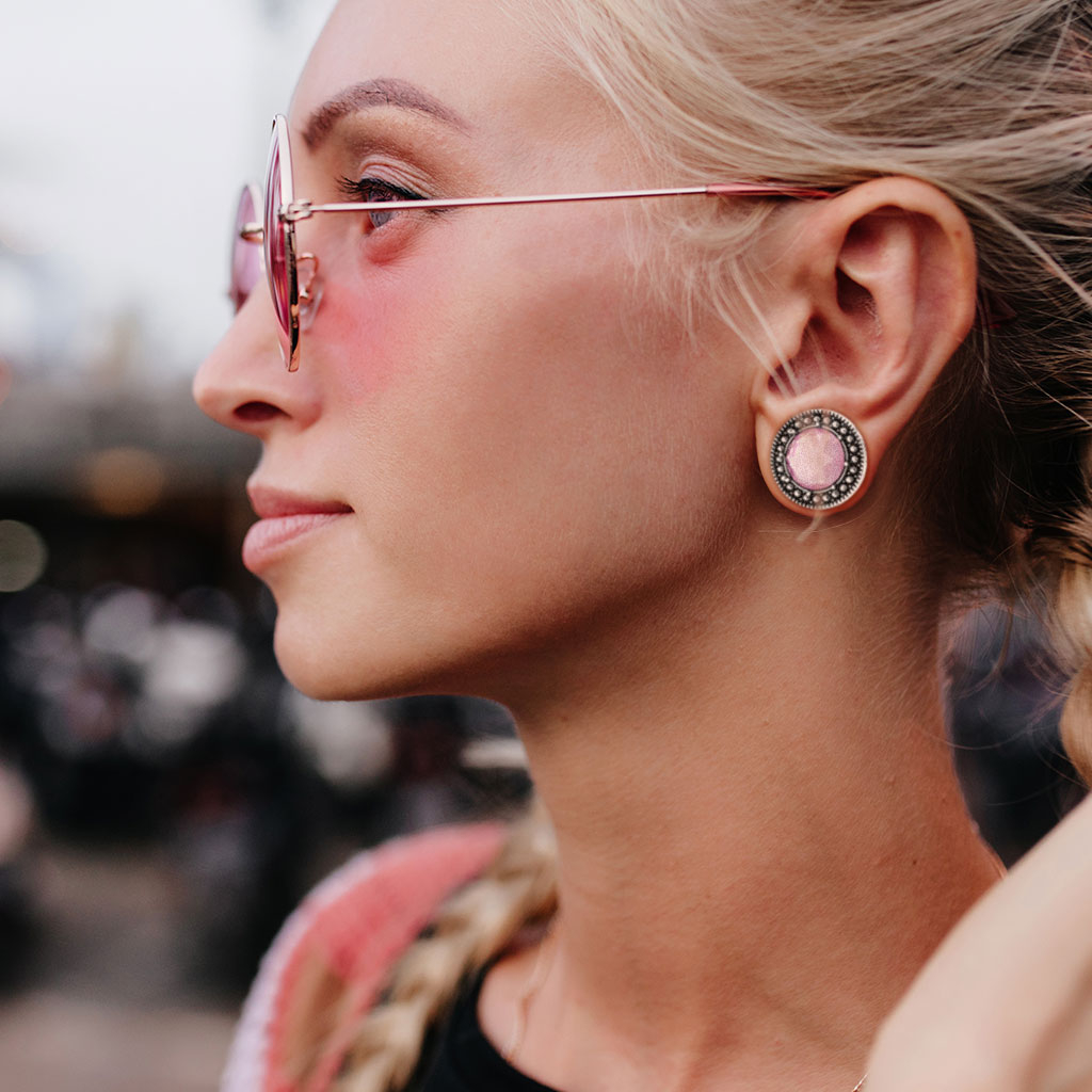 Plugg med oxiderad framsida och rosa sten