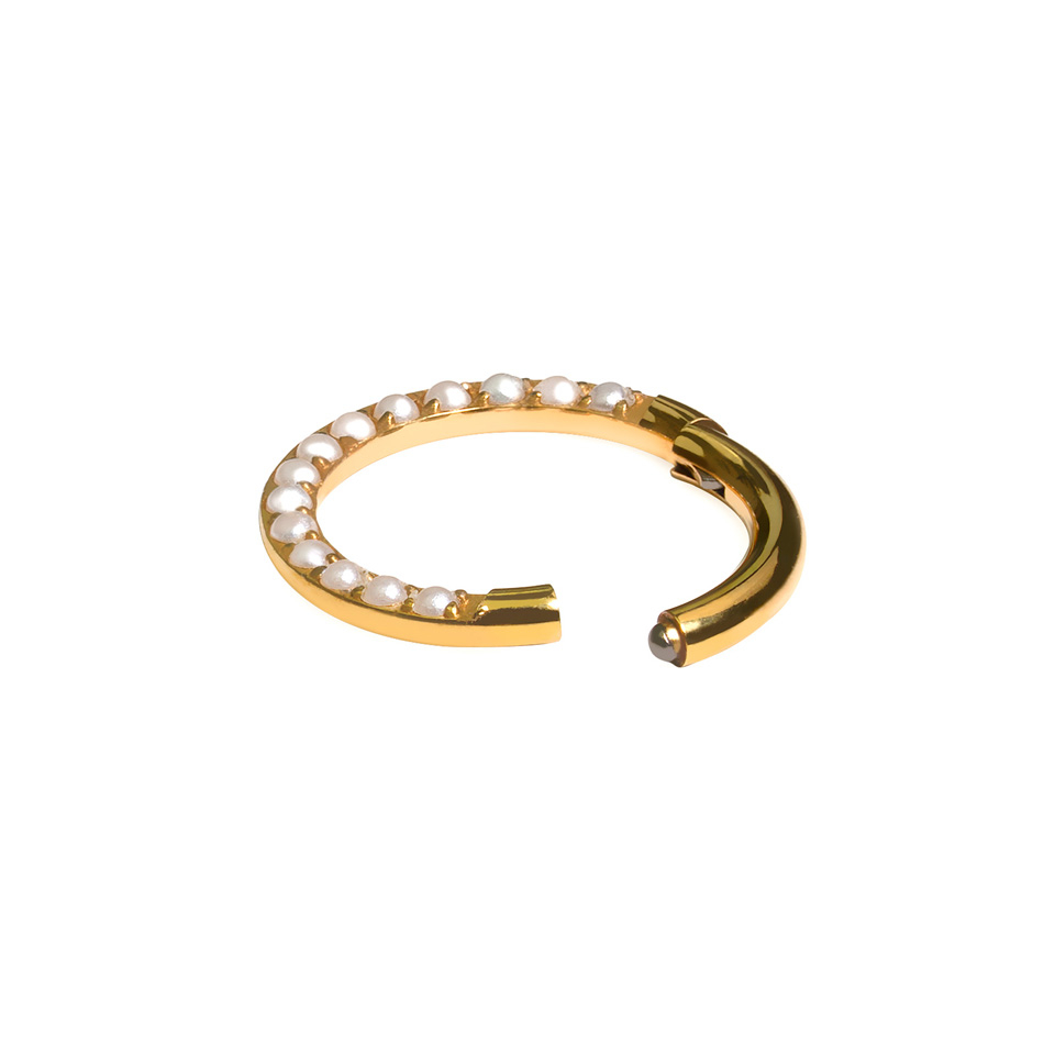 Titanring med framåtvända pärlor