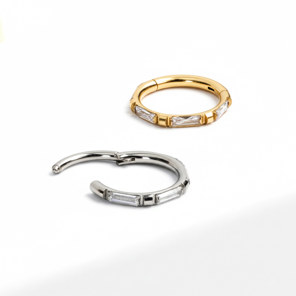 Titanring med baguetteslipade stenar