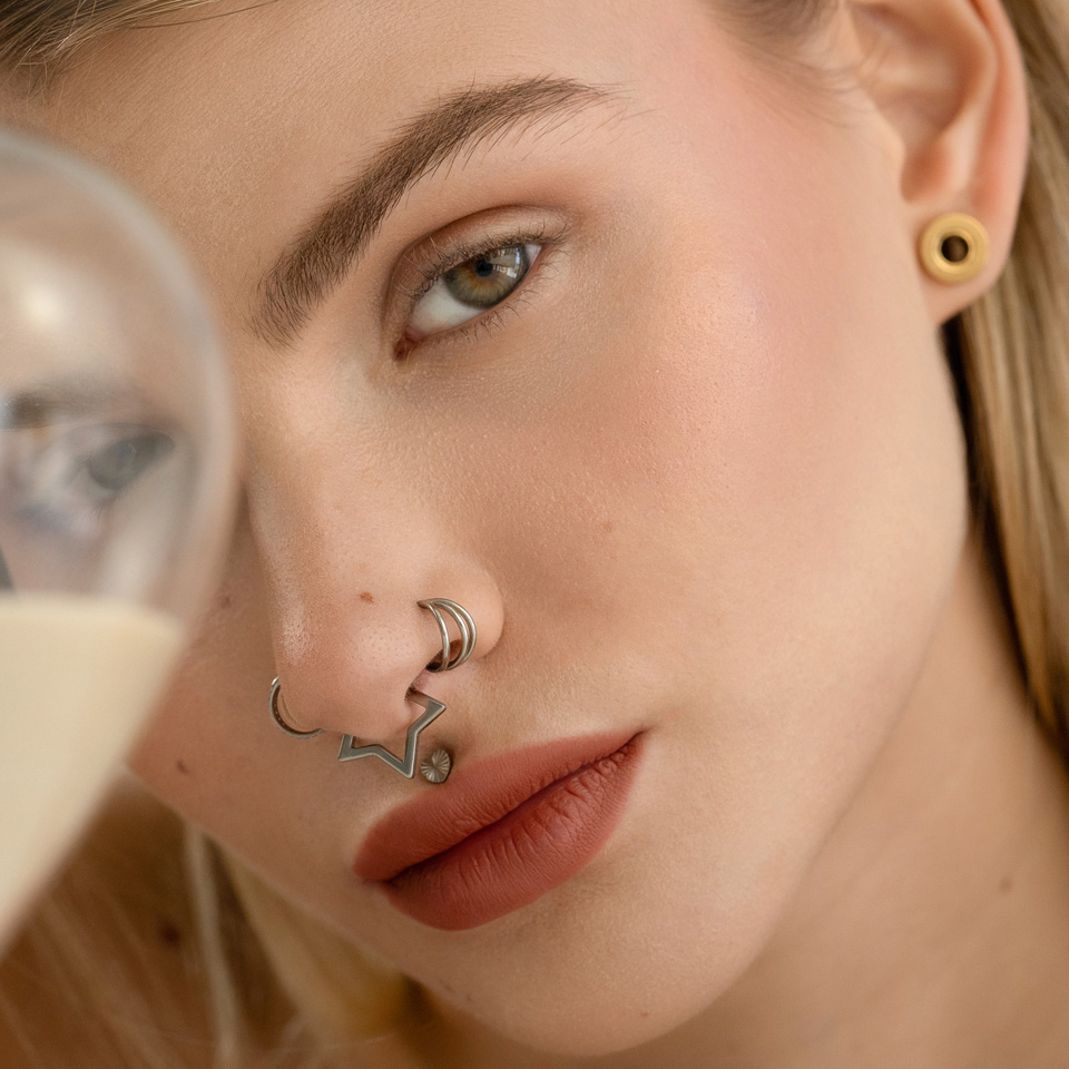 Clickerring i titan i form av en stjärna