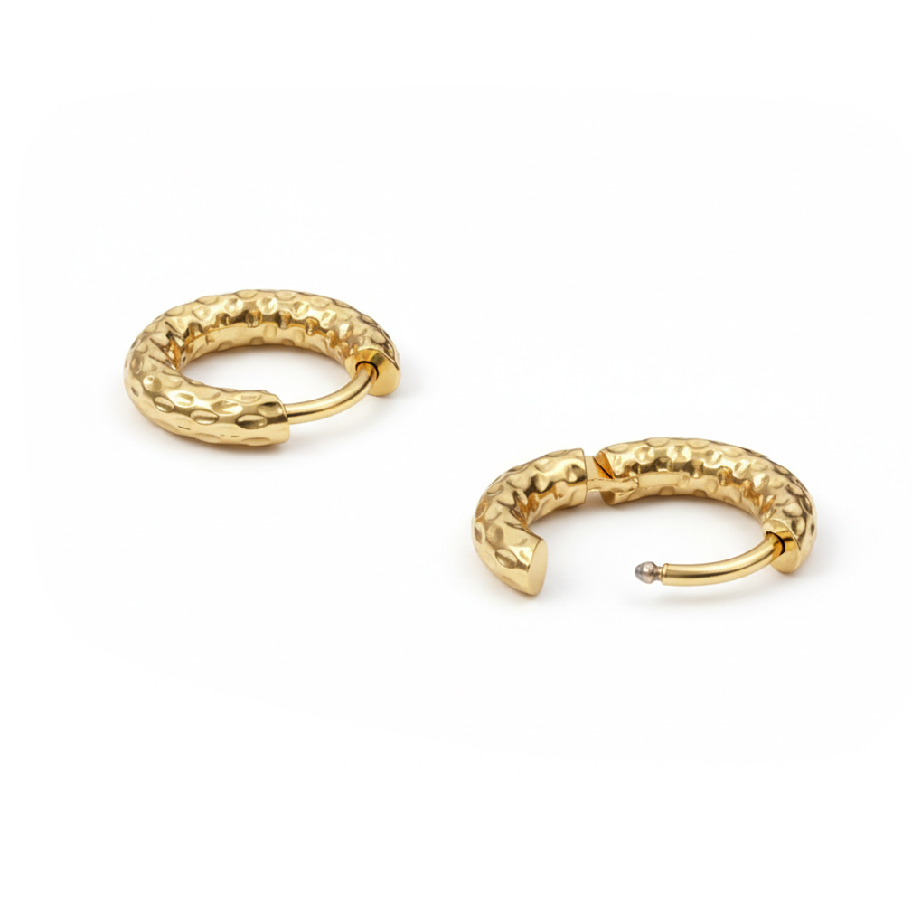 Ett par av huggie-örhängen med hamrad effekt