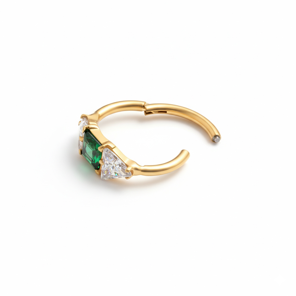 Titanring med grön sten i mitten