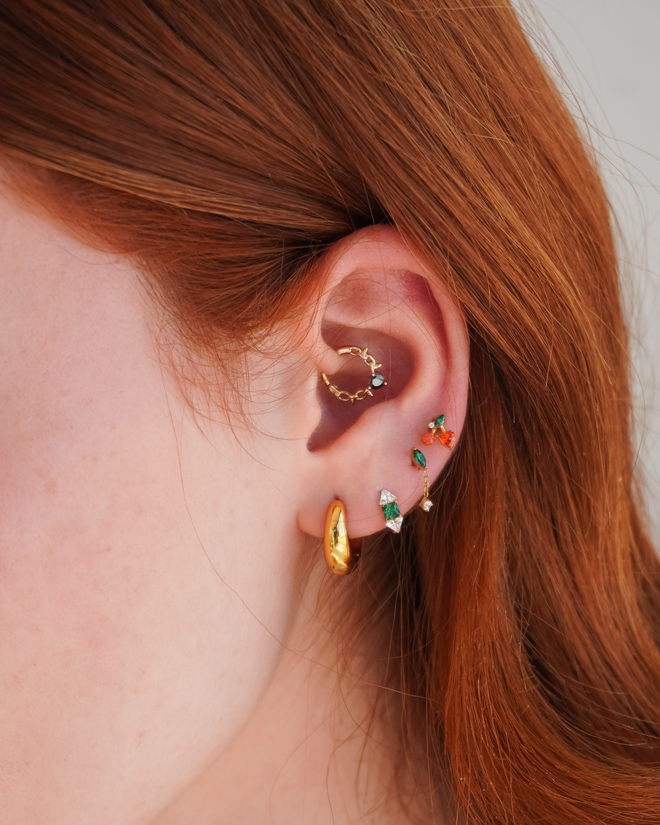 Titanring med grön sten i mitten