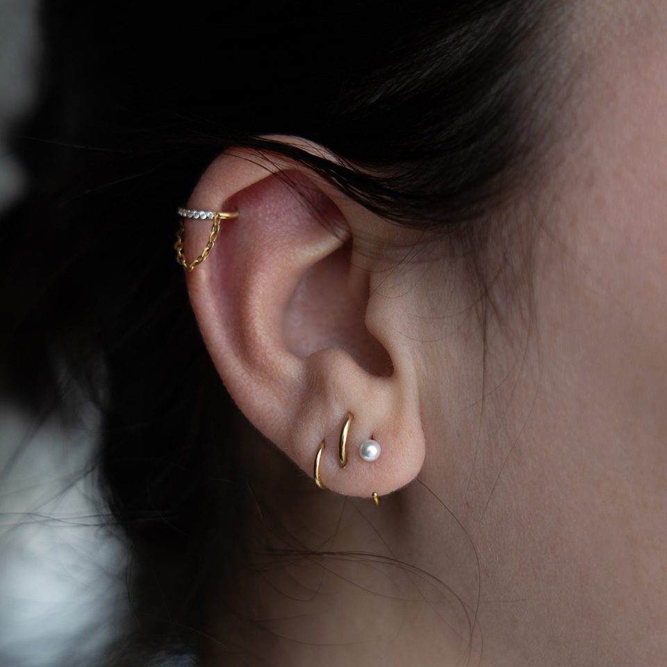 Öppen titanring med pärla