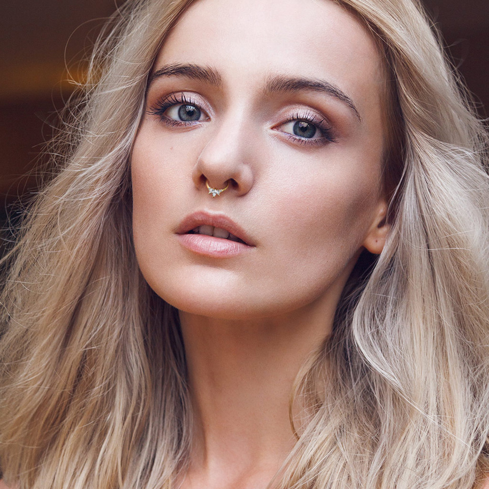 Ring av 14 karat guld med gångjärn och oval sten