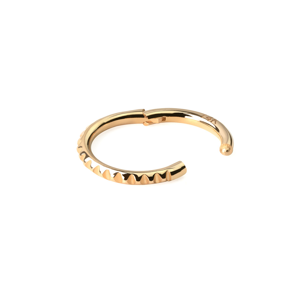 Ring av 14 kt. guld med gångjärn och pyramidmönster