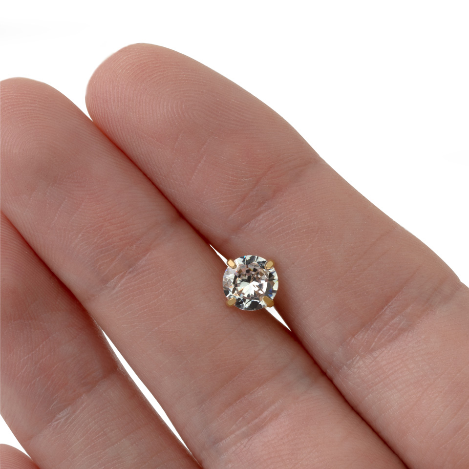 Tungpiercing med klor runt sten
