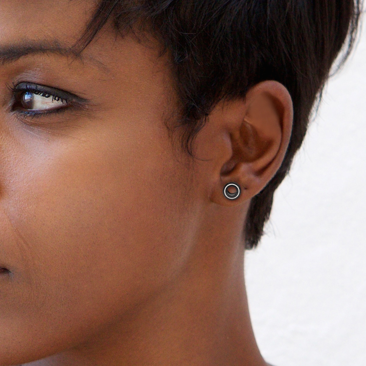 Svart tunnel av horn med vit ring