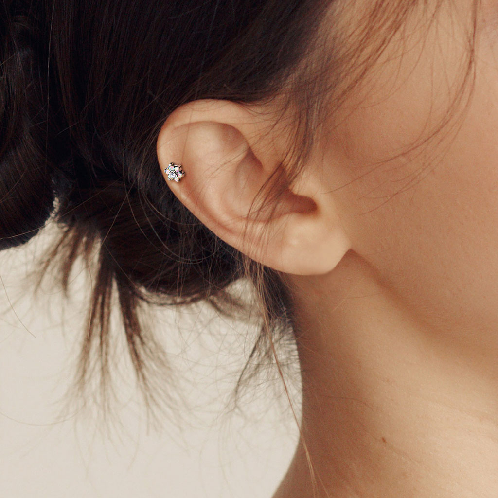 Push-in labret av titan med blomma av sten