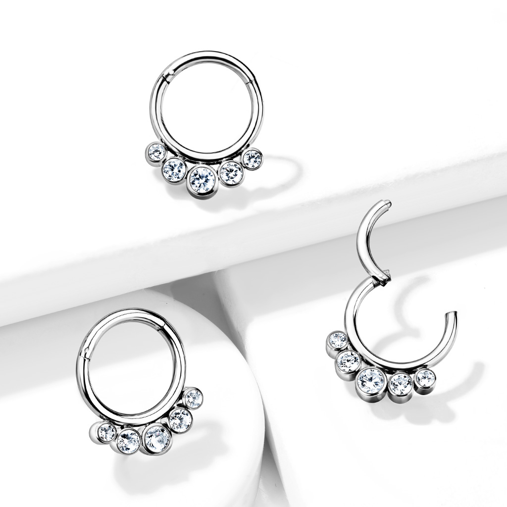 Ring av titan med gänga och fem stenar
