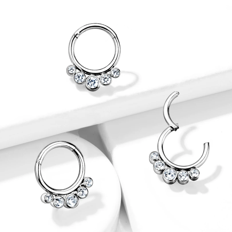 Ring av titan med gänga och fem stenar