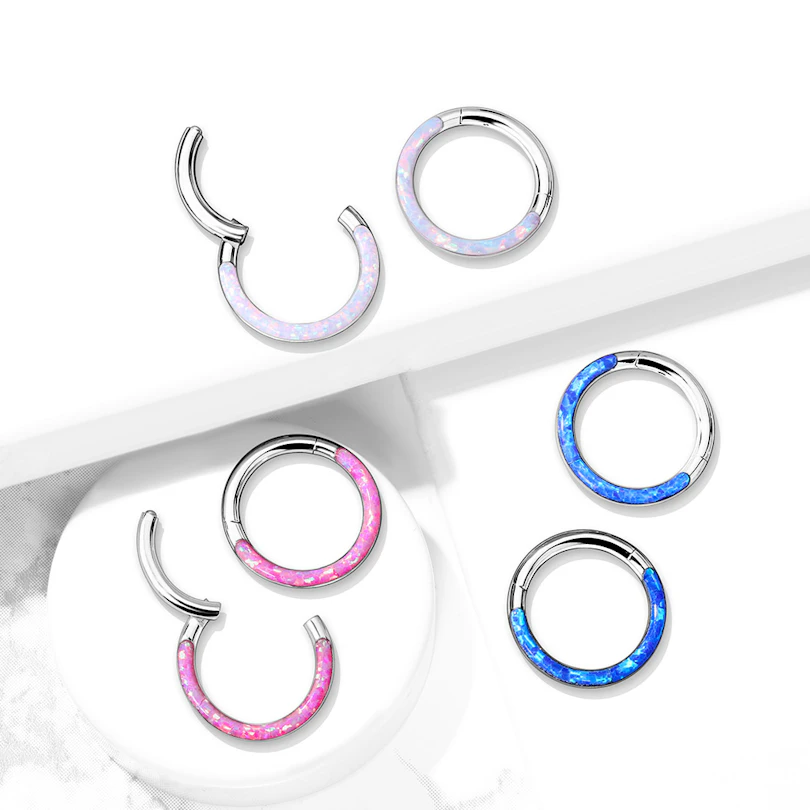 Ring gjord av titan med gänga och opal