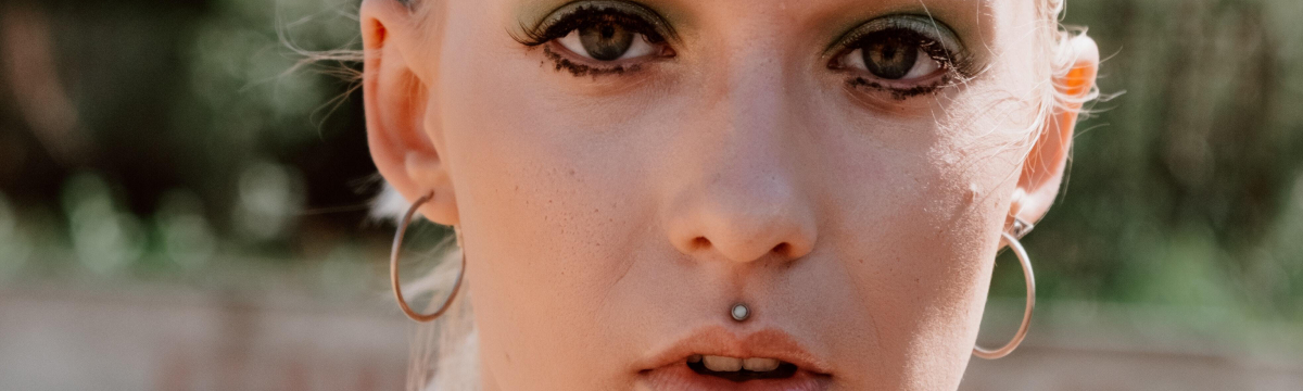 Stiltips Och Nödvändig Eftervård av Medusa Piercing