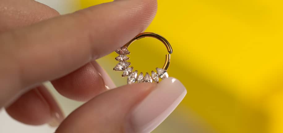 Säker Öppning Och Stängning Av Din Piercingring